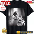 2025/Funny Cat Selfie With Sasquatch Bigfoot Tee Gift Unisex T-Shirt